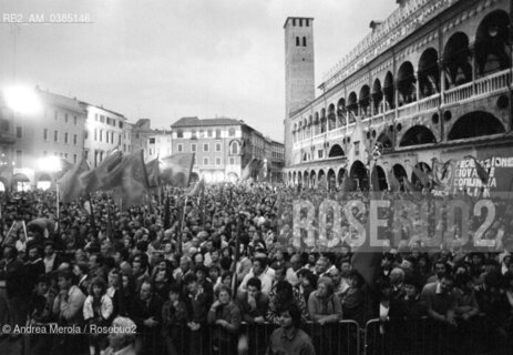 7 Giugno 1984 Padova. piazza della Frutta: ultimo comizio di Enrico Berlinguer, segretario PCI. ©Andrea Merola/Rosebud2