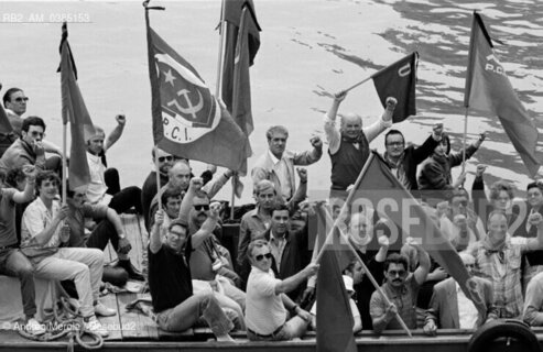 10 giugno 1984 Venezia: morte di Enrico Berlinguer, segretario PCI: in barca per laeroporto ad attendere il corteo funebre da Padova. ©Andrea Merola/Rosebud2