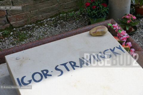 La tomba del compositore russo Igor Stravinsky, situata nel recinto greco ortodosso del cimitero dell’isola di San Michele, nella laguna veneziana: accanto anche quella della moglie Vera. ©Andrea Merola/Rosebud2