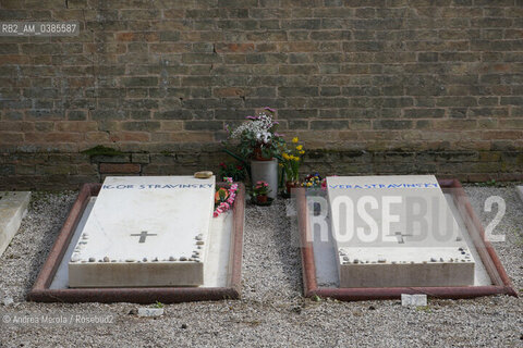 La tomba del compositore russo Igor Stravinsky, situata nel recinto greco ortodosso del cimitero dell’isola di San Michele, nella laguna veneziana: accanto anche quella della moglie Vera. ©Andrea Merola/Rosebud2