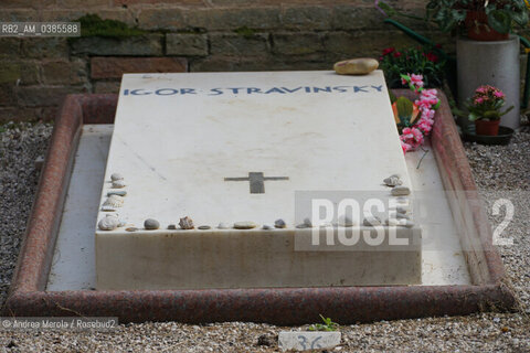 La tomba del compositore russo Igor Stravinsky, situata nel recinto greco ortodosso del cimitero dell’isola di San Michele, nella laguna veneziana: accanto anche quella della moglie Vera. ©Andrea Merola/Rosebud2