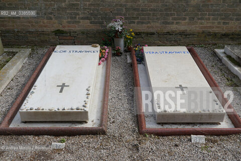 La tomba del compositore russo Igor Stravinsky, situata nel recinto greco ortodosso del cimitero dell’isola di San Michele, nella laguna veneziana: accanto anche quella della moglie Vera. ©Andrea Merola/Rosebud2