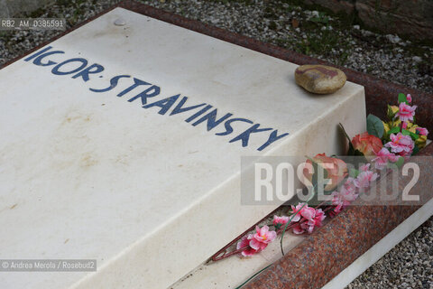 La tomba del compositore russo Igor Stravinsky, situata nel recinto greco ortodosso del cimitero dell’isola di San Michele, nella laguna veneziana: accanto anche quella della moglie Vera. ©Andrea Merola/Rosebud2