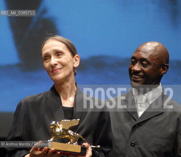 20 giugno 2007, VENEZIA. BIENNALE DANZA, LEONE DORO ALLA CARRIERA A PINA BAUSCH. La coreografa tedesca Pina Bausch ha ricevuto stasera il Leone dOro alla Carriera nel corso di una breve cerimonia al Piccolo Teatro dellArsenale: Pina Bausch e il direttore di Biennale Danza Ismael Ivo. ©Andrea Merola/Rosebud2