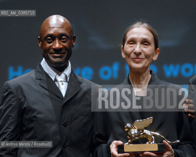 20 giugno 2007, VENEZIA. BIENNALE DANZA, LEONE DORO ALLA CARRIERA A PINA BAUSCH. La coreografa tedesca Pina Bausch ha ricevuto stasera il Leone dOro alla Carriera nel corso di una breve cerimonia al Piccolo Teatro dellArsenale: Pina Bausch e il direttore di Biennale Danza Ismael Ivo. ©Andrea Merola/Rosebud2