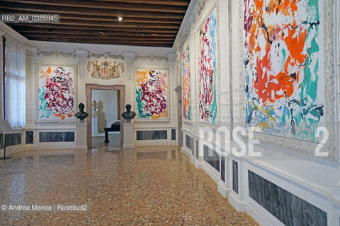 Una panoramica della Sala del Portego di Palazzo Grimani, dove sono esposte le dodici tele di “Archinto”, l’ultima opera del pittore e scultore tedesco Georg Baselitz, che ha realizzato ispirandosi all’enigmatico ritratto del vescovo Filippo Archinto dipinto da Tiziano nel 1558, Venezia 18maggio 2021. ©Andrea Merola/Rosebud2