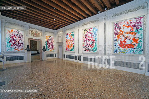 Una panoramica della Sala del Portego di Palazzo Grimani, dove sono esposte le dodici tele di “Archinto”, l’ultima opera del pittore e scultore tedesco Georg Baselitz, che ha realizzato ispirandosi all’enigmatico ritratto del vescovo Filippo Archinto dipinto da Tiziano nel 1558, Venezia 18 maggio 2021. ©Andrea Merola/Rosebud2