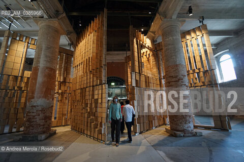 Una panoramica sulle installazioni allestite all’interno delle Corderie, all’Arsenale di Venezia, per la diciassettesima edizione di Biennale Architettura, diretta dall’architetto di origine libanese Hashim Sarkis .sul tema “How will We live Together “.                         . ©Andrea Merola/Rosebud2