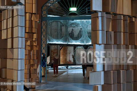 Una panoramica sulle installazioni allestite all’interno delle Corderie, all’Arsenale di Venezia, per la diciassettesima edizione di Biennale Architettura, diretta dall’architetto di origine libanese Hashim Sarkis .sul tema “How will We live Together “, a Venezia dal 22 maggio al 21 novembre 2021.                       . ©Andrea Merola/Rosebud2