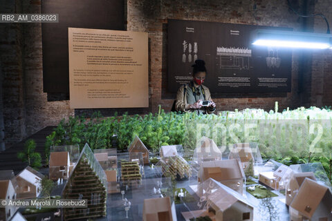 Una panoramica sulle installazioni allestite all’interno delle Corderie, all’Arsenale di Venezia, per la diciassettesima edizione di Biennale Architettura, diretta dall’architetto di origine libanese Hashim Sarkis .sul tema “How will We live Together “, a Venezia dal 22 maggio al 21 novembre 2021.                       . ©Andrea Merola/Rosebud2