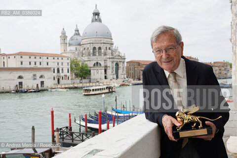 L’architetto spagnolo Rafael Moneo posa mostrando il Leone d’Oro alla Carriera , ricevuto alla diciassettesima edizione di Biennale Architettura, diretta dall’architetto di origine libanese Hashim Sarkis .sul tema “How will We live Together “, a Venezia dal 22 maggio al 21 novembre 2021.                        . ©Andrea Merola/Rosebud2