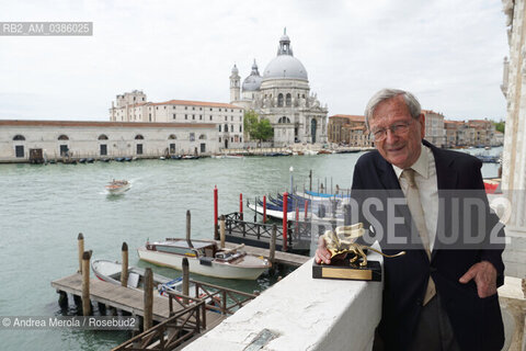 L’architetto spagnolo Rafael Moneo posa mostrando il Leone d’Oro alla Carriera, ricevuto alla diciassettesima edizione di Biennale Architettura, diretta dall’architetto di origine libanese Hashim Sarkis .sul tema “How will We live Together “, a Venezia dal 22 maggio al 21 novembre 2021.                        . ©Andrea Merola/Rosebud2