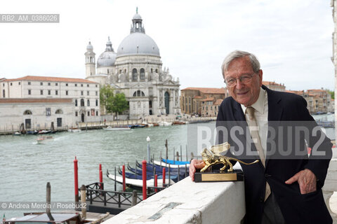 L’architetto spagnolo Rafael Moneo posa mostrando il Leone d’Oro alla Carriera, ricevuto alla diciassettesima edizione di Biennale Architettura, diretta dall’architetto di origine libanese Hashim Sarkis .sul tema “How will We live Together “, a Venezia dal 22 maggio al 21 novembre 2021.                        . ©Andrea Merola/Rosebud2