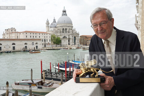 L’ architetto spagnolo Rafael Moneo posa mostrando il Leone d’Oro alla Carriera, ricevuto alla diciassettesima edizione di Biennale Architettura, diretta dall’architetto di origine libanese Hashim Sarkis .sul tema “How will We live Together “, a Venezia dal 22 maggio al 21 novembre 2021.                        . ©Andrea Merola/Rosebud2