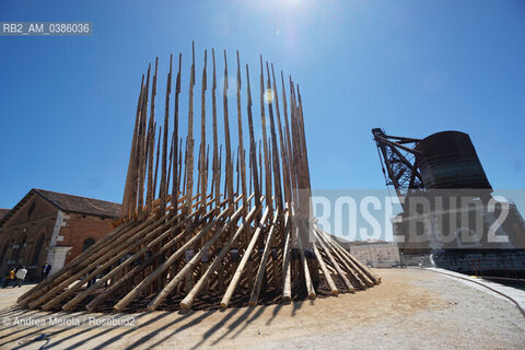 Una panoramica sull’opera dell’architetto cileno Alejandro Aravena, all’Arsenale di Venezia, per la diciassettesima edizione di Biennale Architettura, diretta dall’architetto di origine libanese Hashim Sarkis .sul tema “How will We live Together “, a Venezia dal 22 maggio al 21 novembre 2021.                        . ©Andrea Merola/Rosebud2