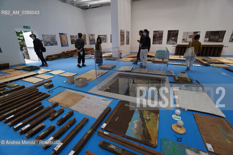 Una panoramica sulle installazioni allestite all’interno del Padiglione Giappone, ai Giardini di Castello, per la diciassettesima edizione di Biennale Architettura, diretta dall’architetto di origine libanese Hashim Sarkis .sul tema “How will We live Together “, a Venezia dal 22 maggio al 21 novembre 2021.                        . ©Andrea Merola/Rosebud2