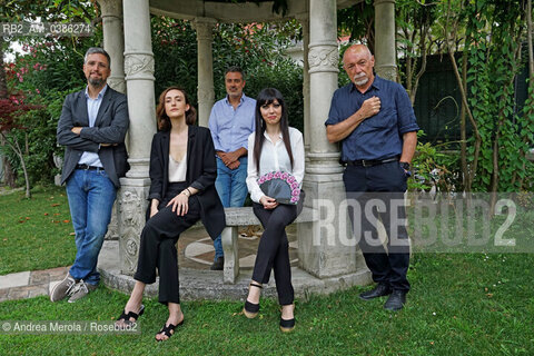 Incontro con il pubblico per i cinque finalisti della cinquantanovesima edizione del premio letterario Campiello, 23 giugno 2021, nel salone dell’hotel Hungaria del Lido di Venezia: da sx a dx: Paolo Malaguti (“Se l’acqua ride” , Einaudi), Andrea Bajani (“Il libro delle case”, Feltrinelli), Paolo Nori (“Sanguina ancora”, Mondadori): sedute da sx a dx: Giulia Caminito (“L’acqua del lago non è mai dolce”, Bompiani) e Carmen Pellegrino (“La felicità degli altri”, La nave di Teseo). ©Andrea Merola/Rosebud2