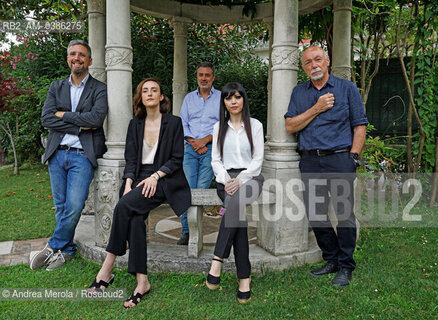 Incontro con il pubblico per i cinque finalisti della cinquantanovesima edizione del premio letterario Campiello, 23 giugno 2021, nel salone dell’hotel Hungaria del Lido di Venezia: da sx a dx: Paolo Malaguti (“Se l’acqua ride” , Einaudi), Andrea Bajani (“Il libro delle case”, Feltrinelli), Paolo Nori (“Sanguina ancora”, Mondadori): sedute da sx a dx: Giulia Caminito (“L’acqua del lago non è mai dolce”, Bompiani) e Carmen Pellegrino (“La felicità degli altri”, La nave di Teseo). ©Andrea Merola/Rosebud2