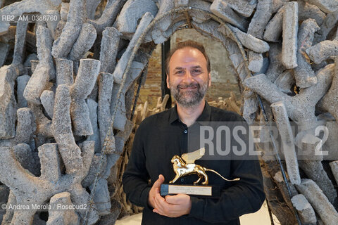 L’architetto Wael Al Awar posa mostrando il Leone ‘Oro per la miglior Partecipazione Nazionale vinto dal padiglione Emirati Arabi Uniti, per il progetto Wetland, del quale Al Awar è il curatore, Venezia 2 settembre 2021. ©Andrea Merola/Rosebud2