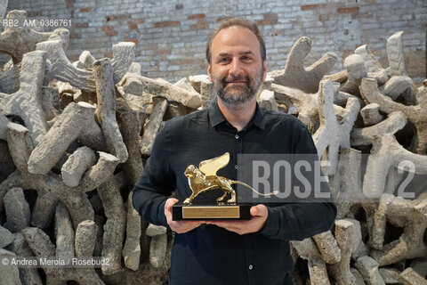 L’architetto Wael Al Awar posa mostrando il Leone ‘Oro per la miglior Partecipazione Nazionale vinto dal padiglione Emirati Arabi Uniti, per il progetto Wetland, del quale Al Awar è il curatore, Venezia 2 settembre 2021. ©Andrea Merola/Rosebud2