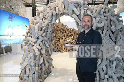 L’architetto Wael Al Awar posa mostrando il Leone ‘Oro per la miglior Partecipazione Nazionale vinto dal padiglione Emirati Arabi Uniti, per il progetto Wetland, del quale Al Awar è il curatore, Venezia 2 settembre 2021. ©Andrea Merola/Rosebud2