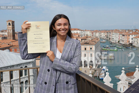 La vincitrice del premio Campiello Giovani Alice Scalas Bianco, autrice del racconto “Ritratto di Parigi”, posa mostrando l’attestato del premio ricevuto oggi, 4 settembre 2021, durante la presentazione alla stampa dei cinque finalisti del Premio Letterario Campiello. ©Andrea Merola/Rosebud2