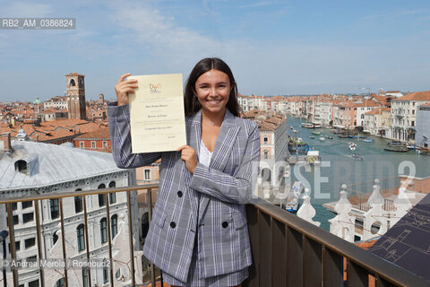 La vincitrice del premio Campiello Giovani Alice Scalas Bianco, autrice del racconto “Ritratto di Parigi”, posa mostrando l’attestato del premio ricevuto oggi, 4 settembre 2021, durante la presentazione alla stampa dei cinque finalisti del Premio Letterario Campiello. ©Andrea Merola/Rosebud2