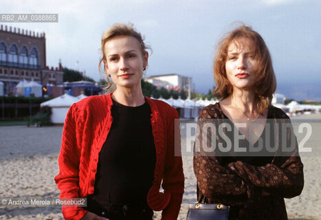 Le attrici francesi Sandrine Bonnaire e Isabelle Huppert al Festival del Cinema di Venezia, settembre 1995. ©Andrea Merola/Rosebud2