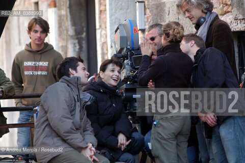 Lattrice francese Juliette Binoche (seduta al centro)  sul set del film “Quelques Jours en Septembre, Venezia 13 ottobre 2005. ©Andrea Merola/Rosebud2