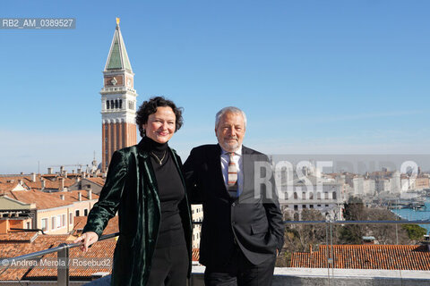 La curatrice artistica di Biennale Arte Cecilia Alemani e il presidente della Biennale Roberto Cicutto posano sulla terrazza di Cà Giustinian, sede della fondazione, poco prima della presentazione della 59° edizione di Biennale Arte, “ The Milk of Dreams, 2 febbraio 2022. ©Andrea Merola/Rosebud2