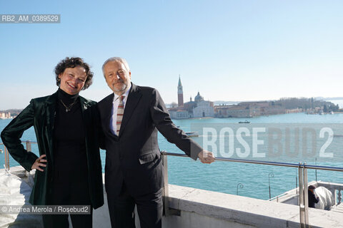 La curatrice artistica di Biennale Arte Cecilia Alemani e il presidente della Biennale Roberto Cicutto posano sulla terrazza di Cà Giustinian, sede della fondazione, poco prima della presentazione della 59° edizione di Biennale Arte, “ The Milk of Dreams, 2 febbraio 2022. ©Andrea Merola/Rosebud2