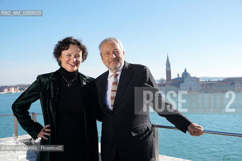 La curatrice artistica di Biennale Arte Cecilia Alemani e il presidente della Biennale Roberto Cicutto posano sulla terrazza di Cà Giustinian, sede della fondazione, poco prima della presentazione della 59° edizione di Biennale Arte, “ The Milk of Dreams, 2 febbraio 2022. ©Andrea Merola/Rosebud2