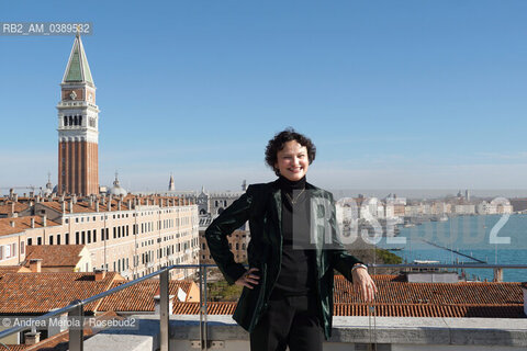 La curatrice artistica di Biennale Arte Cecilia Alemani posa sulla terrazza di Cà Giustinian, sede della fondazione, poco prima della presentazione della 59° edizione di Biennale Arte, “ The Milk of Dreams, 2 febbraio 2022. ©Andrea Merola/Rosebud2