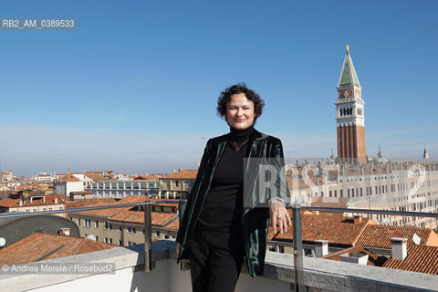 La curatrice artistica di Biennale Arte Cecilia Alemani posa sulla terrazza di Cà Giustinian, sede della fondazione, poco prima della presentazione della 59° edizione di Biennale Arte, “ The Milk of Dreams, 2 febbraio 2022. ©Andrea Merola/Rosebud2