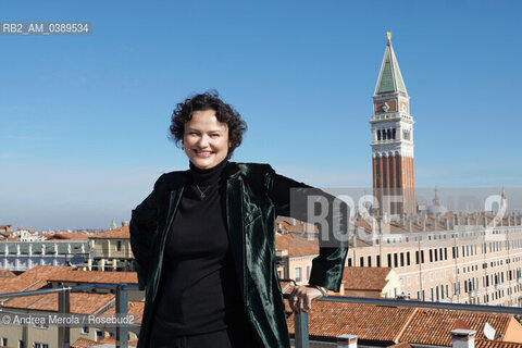 La curatrice artistica di Biennale Arte Cecilia Alemani posa sulla terrazza di Cà Giustinian, sede della fondazione, poco prima della presentazione della 59° edizione di Biennale Arte, “ The Milk of Dreams, 2 febbraio 2022. ©Andrea Merola/Rosebud2