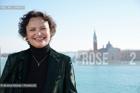 La curatrice artistica di Biennale Arte Cecilia Alemani posa sulla terrazza di Cà Giustinian, sede della fondazione, poco prima della presentazione della 59° edizione di Biennale Arte, “ The Milk of Dreams, 2 febbraio 2022. ©Andrea Merola/Rosebud2