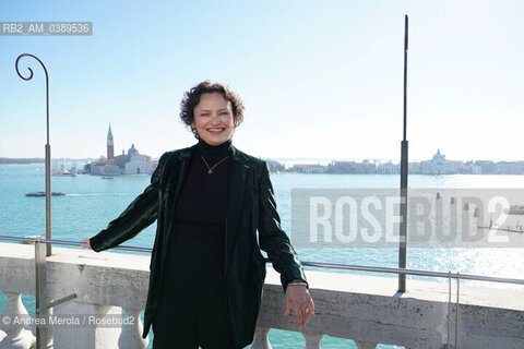 La curatrice artistica di Biennale Arte Cecilia Alemani posa sulla terrazza di Cà Giustinian, sede della fondazione, poco prima della presentazione della 59° edizione di Biennale Arte, “ The Milk of Dreams, 2 febbraio 2022. ©Andrea Merola/Rosebud2