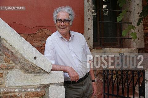 Lo storico italiano Carlo Ginzburg in una pausa del festival di letteratura Incroci di Civiltà a Venezia, 25 maggio 2022. ©Andrea Merola/Rosebud2