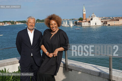 Il presidente della Biennale di Venezia Roberto Cicutto e l’architetta scozzese di origine ghanese Lesley Lokko posano sulla terrazza della sede dell’ente, a Cà Giustinian, Venezia 30 maggio 2022. ©Andrea Merola/Rosebud2