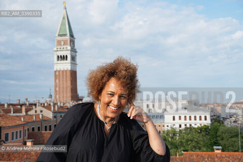 L ’architetta scozzese di origine ghanese Lesley Lokko posa sulla terrazza della sede dell’ente, a Cà Giustinian, Venezia 30 maggio 2022: Lesley Lokko è stata nominata nuova curatrice del settore Architettura della Biennale. ©Andrea Merola/Rosebud2