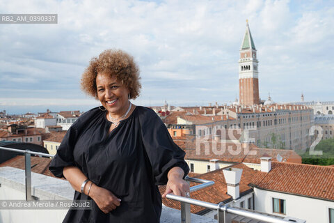 L ’architetta scozzese di origine ghanese Lesley Lokko posa sulla terrazza della sede dell’ente, a Cà Giustinian, Venezia 30 maggio 2022: Lesley Lokko è stata nominata nuova curatrice del settore Architettura della Biennale. ©Andrea Merola/Rosebud2