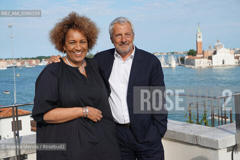 Il presidente della Biennale di Venezia Roberto Cicutto e l’architetta scozzese di origine ghanese Lesley Lokko posano sulla terrazza della sede dell’ente, a Cà Giustinian, Venezia 30 maggio 2022. ©Andrea Merola/Rosebud2