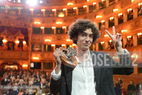 Bernardo Zannoni, vincitore della 60°edizione del premio letterario Campiello col romanzo  I miei stupidi intenti  (Sellerio), posa sul palco del Gran Teatro La Fenice, mostrando ai fotografi il premio ricevuto nel corso della cerimonia di premiazione, Venezia 3 settembre 2022. ©Andrea Merola/Rosebud2