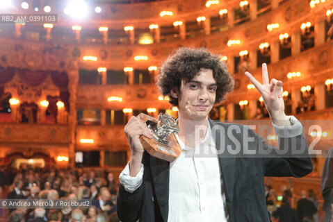 Bernardo Zannoni, vincitore della 60°edizione del premio letterario Campiello col romanzo  I miei stupidi intenti  (Sellerio), posa sul palco del Gran Teatro La Fenice, mostrando ai fotografi il premio ricevuto nel corso della cerimonia di premiazione, Venezia 3 settembre 2022. ©Andrea Merola/Rosebud2