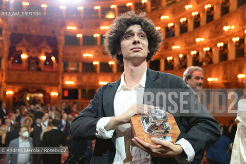 Bernardo Zannoni, vincitore della 60°edizione del premio letterario Campiello col romanzo  I miei stupidi intenti  (Sellerio), posa sul palco del Gran Teatro La Fenice, mostrando ai fotografi il premio ricevuto nel corso della cerimonia di premiazione, Venezia 3 settembre 2022. ©Andrea Merola/Rosebud2