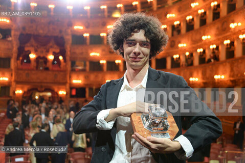 Bernardo Zannoni, vincitore della 60°edizione del premio letterario Campiello col romanzo  I miei stupidi intenti  (Sellerio), posa sul palco del Gran Teatro La Fenice, mostrando ai fotografi il premio ricevuto nel corso della cerimonia di premiazione, Venezia 3 settembre 2022. ©Andrea Merola/Rosebud2