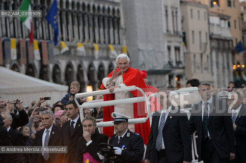 Sua Santità papa Benedetto XVI benedice la folla dalla papamobile durante la traversata di piazza San Marco, questa sera 7 maggio 2011.  ©Andrea Merola/Rosebud2