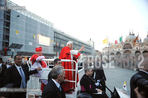 Sua Santità papa Benedetto XVI benedice la folla dalla papamobile durante la traversata di piazza San Marco, questa sera 7 maggio 2011.  ©Andrea Merola/Rosebud2