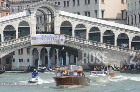 Il motoscafo con a bordo Sua Santità , scortato dalle imbarcazioni e le moto dacqua della Polizia di Stato, transita lungo il Canal Grande, al ritorno dalla messa al parco di San Giuliano, stamattina 8 maggio 2011.  ©Andrea Merola/Rosebud2