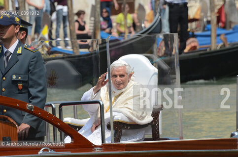 Sua Santità Benedetto XVI benedice dal motoscafo la folla, assiepata sulla riva durante il passaggio del corteo acqueo papale lungo il Canal Grande, al ritorno dalla messa al parco di San Giuliano, stamattina 8 maggio 2011.  ©Andrea Merola/Rosebud2